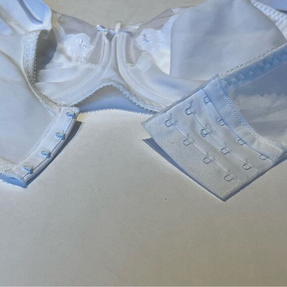 Bali Bra White 36D Underwire, no padding, wider adjustable straps. - Picture 2 of 9